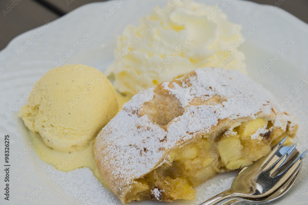 tarte aux pommes/Apfelstrudel avec glace vanille et chantilly tarte aux pommes/Apfelstrudel avec glace vanille et chantilly