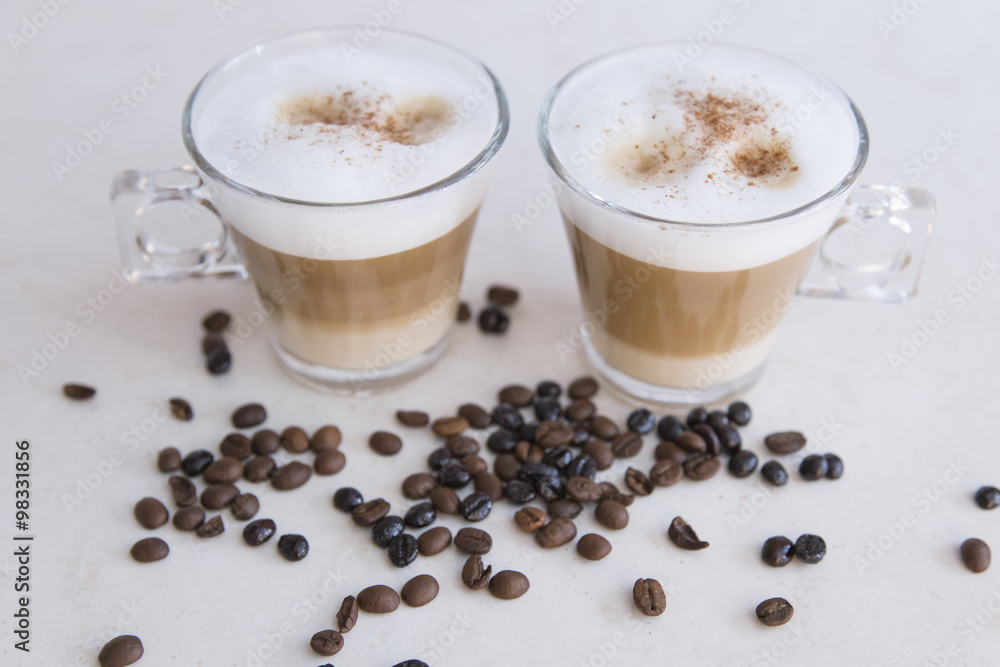 Milchkaffee mit Kaffeebohnen Milchkaffee mit Kaffeebohnen