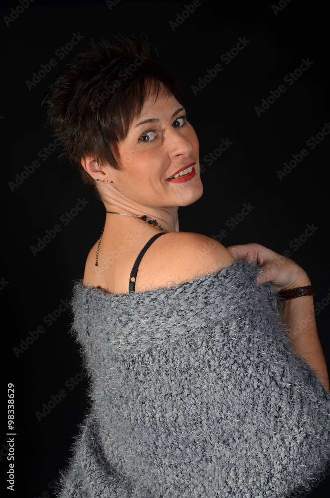 Schöne Frau im Studio, beim Sekt trinken, in Netzshirt, Posing Schöne Frau im Studio, beim Sekt trinken, in Netzshirt, Posing