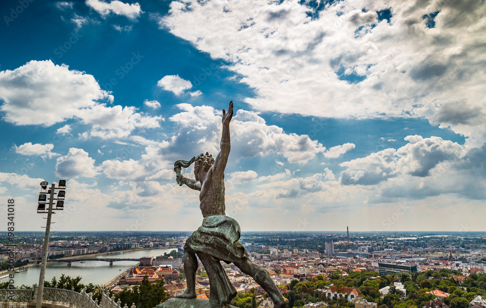 Fototapeta premium Statue with torch on Budapest