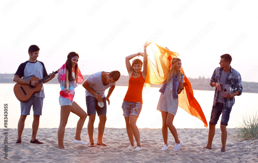 Obraz premium Carefree friends have fun on the beach