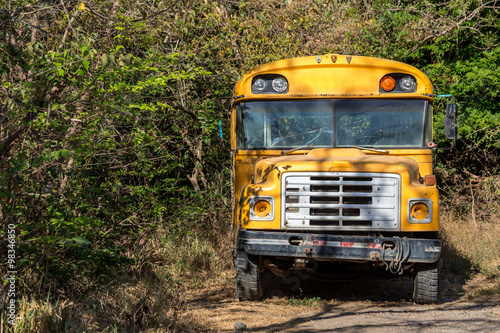 ein alter rostiger Schulbus steht im Wald