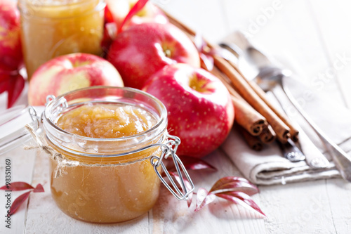 Foto Homemade apple butter in glass jars