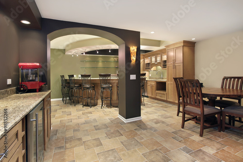 Εκτύπωση καμβά Lower level basement with bar
