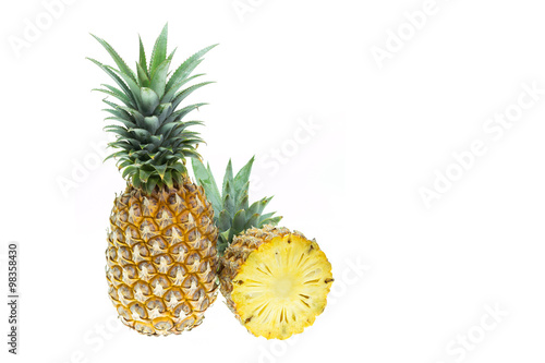 Świeży ananas odizolowywający na białym tle