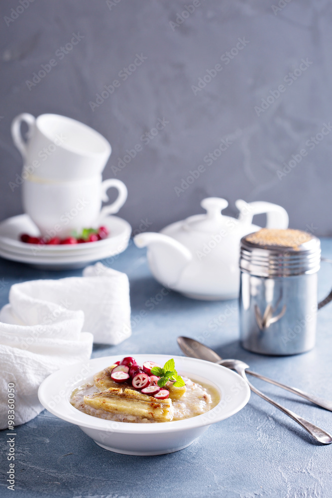 Multigrain porridge with bananas and cranberry