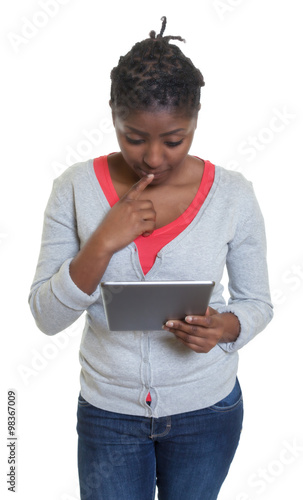 Amerikanische Studentin liest Ebook am Tablet Computer