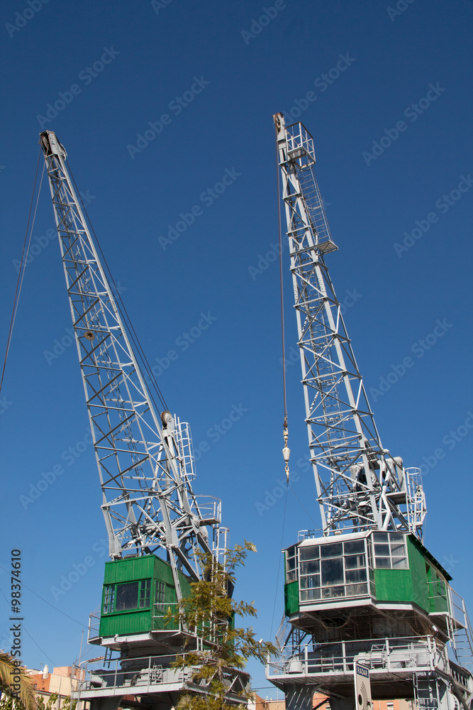 Grues, monument historique, port de Tarragone, Espagne Grues, monument historique, port de Tarragone, Espagne