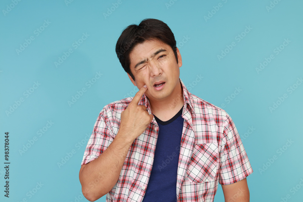 虫歯が痛む男性 虫歯が痛む男性