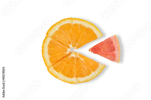 fetta di arancia vista dall'alto con spicchio di pompelmo