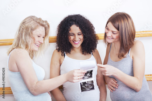 Pregnant women looking at ultrasound