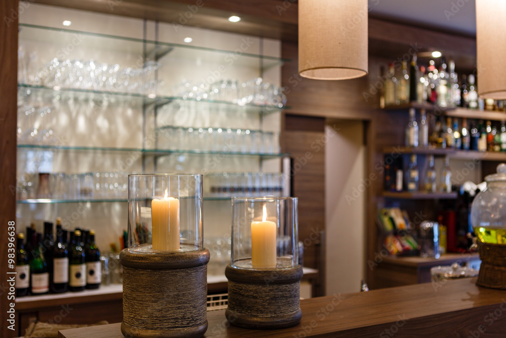Bar mit schöner Theke und Glasregalen Bar mit schöner Theke und Glasregalen