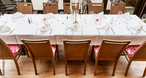 Gedeckte Tischreihe reserviert für Restaurantgäste