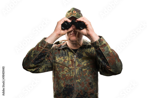 Soldat mit Fernglas