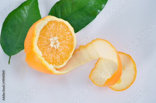 Arancia con scorza a spirale su sfondo naturale