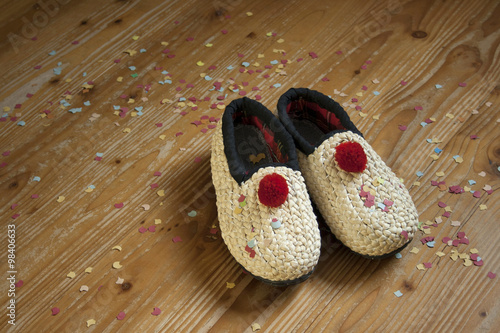 Schwarzwald Strohschuhe mit Bommel photo