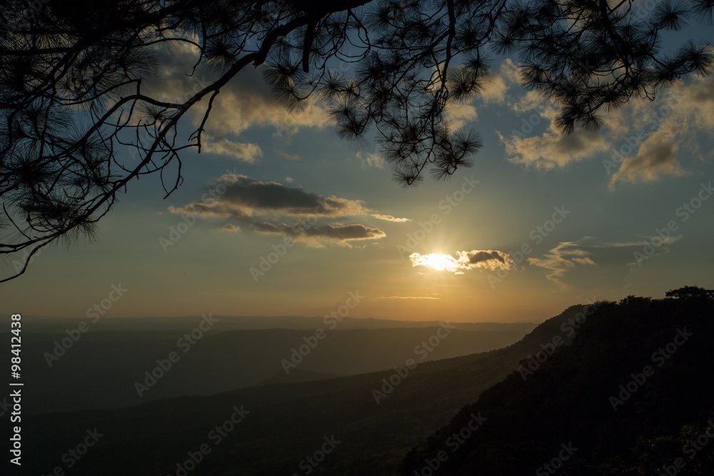 Obraz premium Phu Kradueng National Park, is the highland located in the north-east of Thailand. There are some view points along the south edge of the highland. The Makdook Cliff is one of those view points.