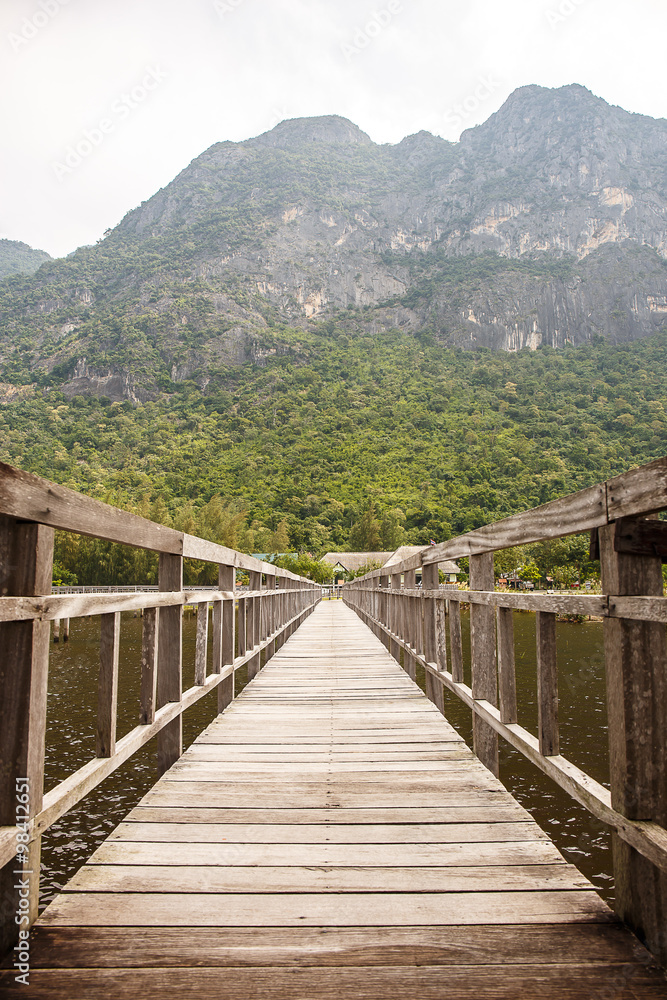 Obraz premium Wood bridge in Khao Sam Roi Yod National Park, Thailand.