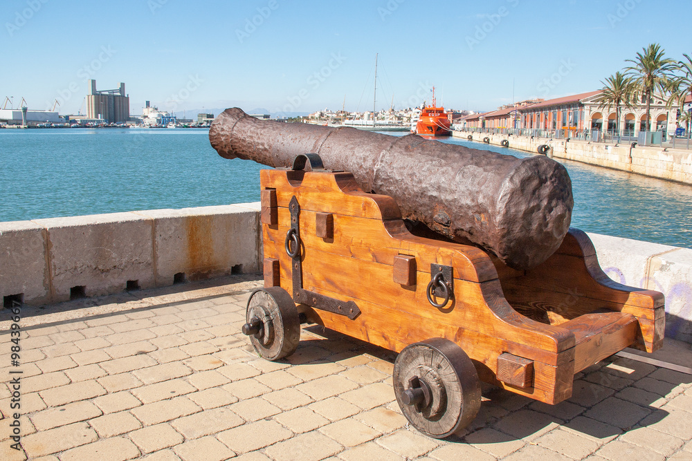 Canon au vieux port de Tarragone, Catalogne, Espagne