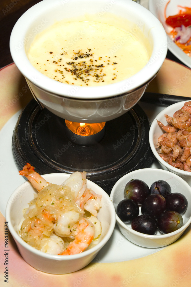 Käse-Fondue mit Krabben und Shrimps Stock-Foto | Adobe Stock