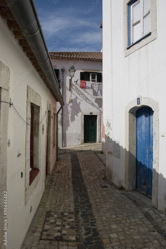 leere gasse in Lissabons Alfama, Portugal