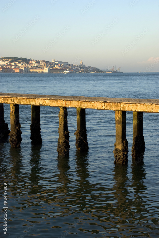 Obraz premium blick auf lissabon, Portugal - mit pier