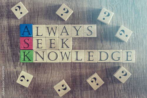 Konstfotografi Knowledge concept with quote written on wooden blocks