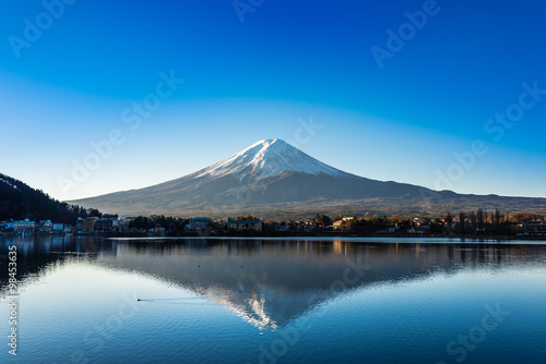 河口湖から眺める富士山