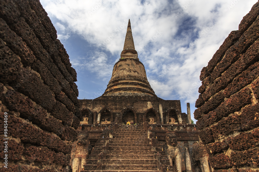 タイ国シーサッチャナライ歴史公園の遺跡ワット・チャーンローム