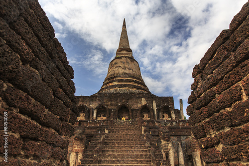 タイ国シーサッチャナライ歴史公園の遺跡ワット・チャーンローム © tbbstudio