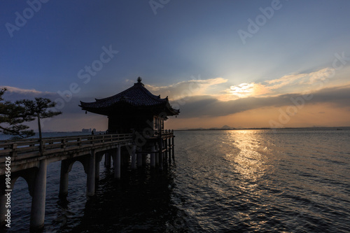 琵琶湖の朝日と浮御堂 © ponktu