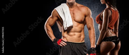 Obraz wysportowana para pozuje do kamery