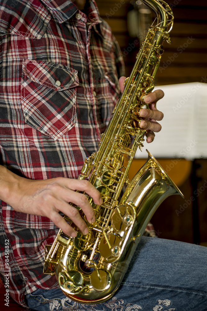 Obraz premium Close up of a man playing Alto Saxophone