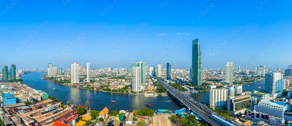 Fototapeta premium Krajobraz rzeki w mieście Bangkok z błękitne niebo