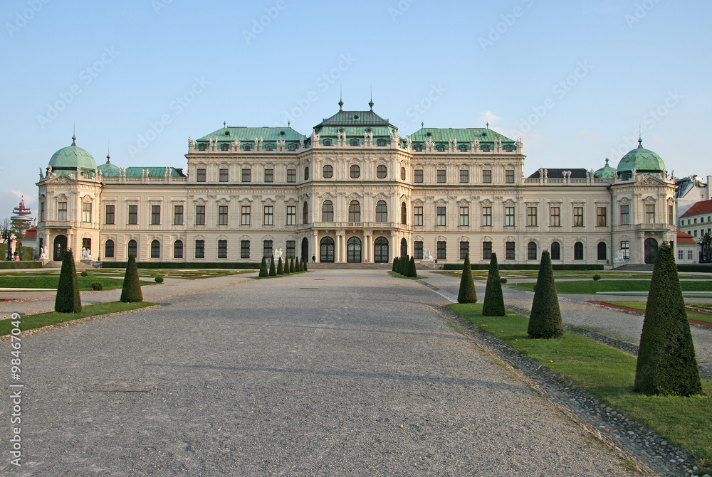 Fototapeta premium VIENNA, AUSTRIA - APRIL 22, 2010: Belvedere Palace and the palace garden in Vienna, Austria