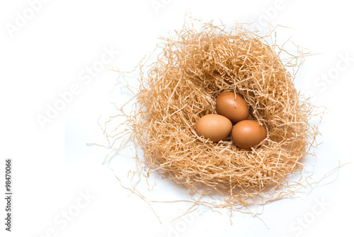 Три яйца в гнезде на белом фоне