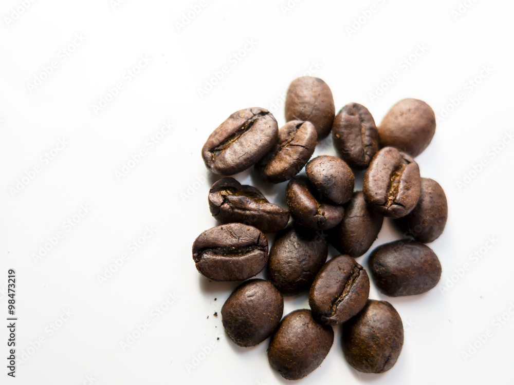 Naklejka premium Coffee Beans Up Close and a Bright Background
