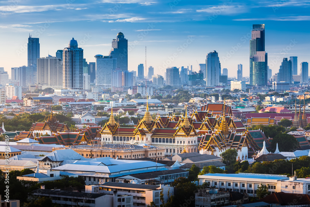 Fototapeta premium Wschód słońca z Grand Palace w Bangkoku w Tajlandii
