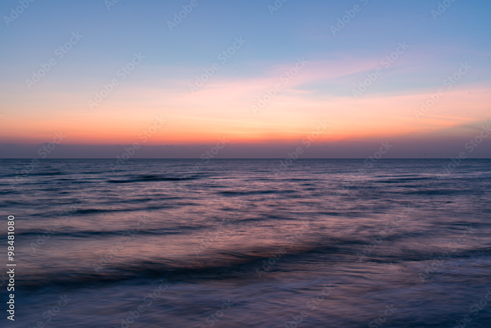 Obraz premium Colorful of sunrise on the ocean beach