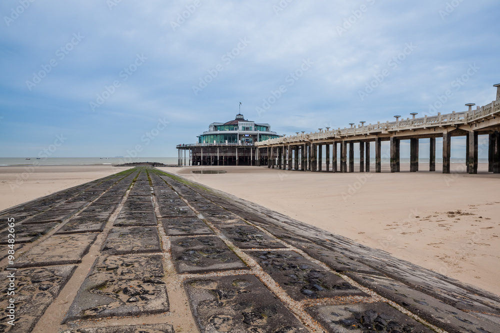 Fototapeta premium the pier at the sea