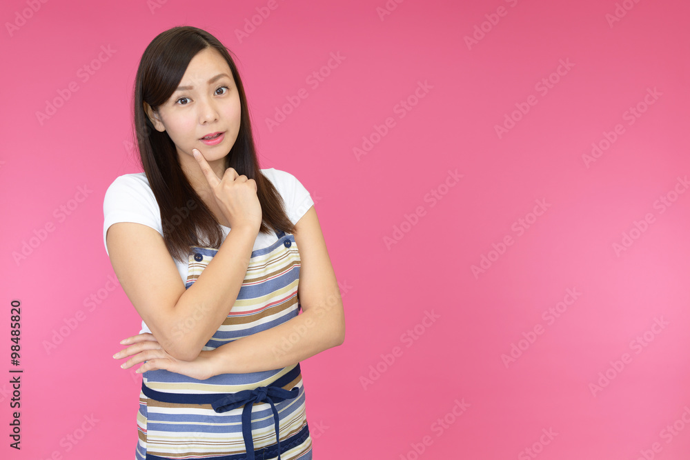 エプロンを着た女性 エプロンを着た女性