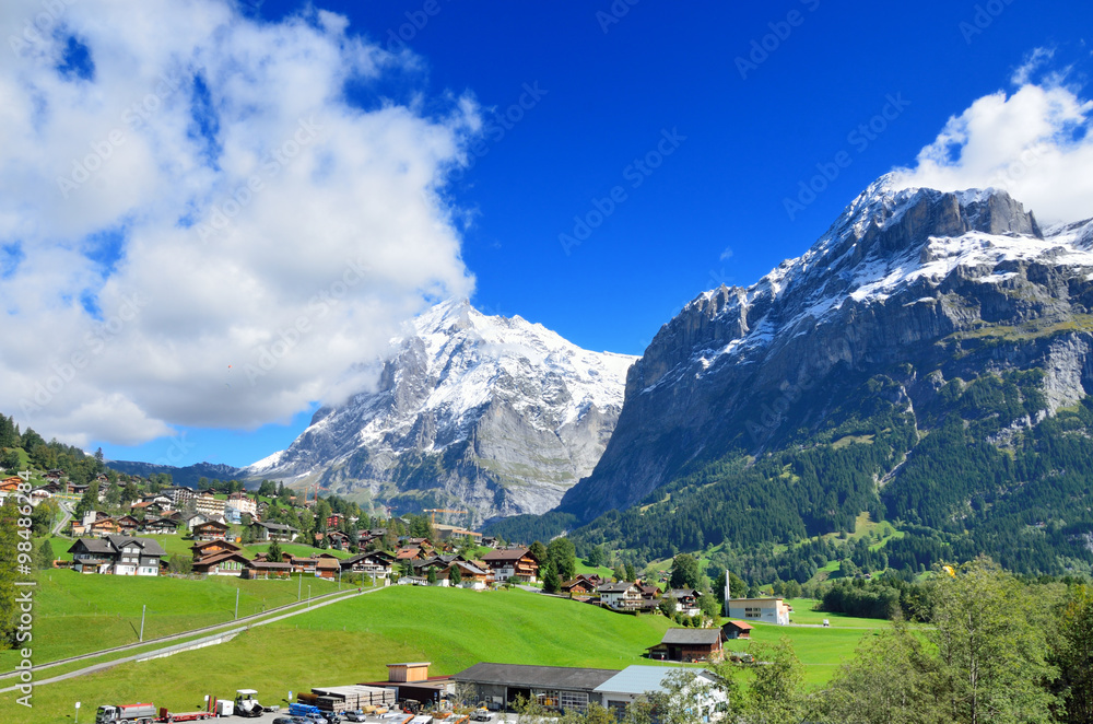 スイス　登山鉄道車窓からのアルプスの風景