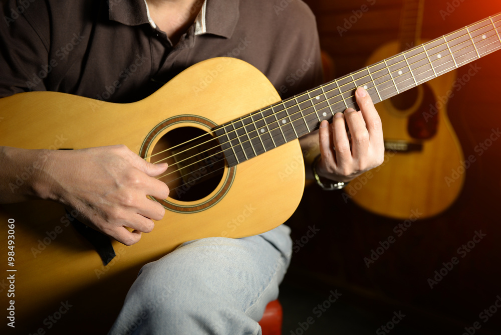 Obraz premium Musicians are compared the guitar sound.