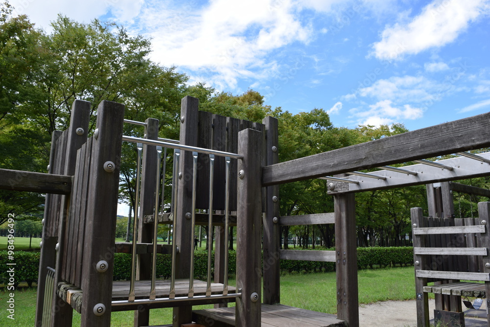 木製の遊具/山形県庄内地方の総合運動公園で、木製の遊具を撮影した写真です。 木製の遊具/山形県庄内地方の総合運動公園で、木製の遊具を撮影した写真です。