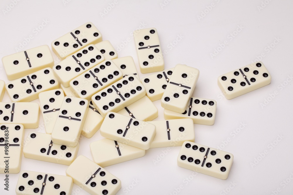 Domino su tavolo con scatola legno