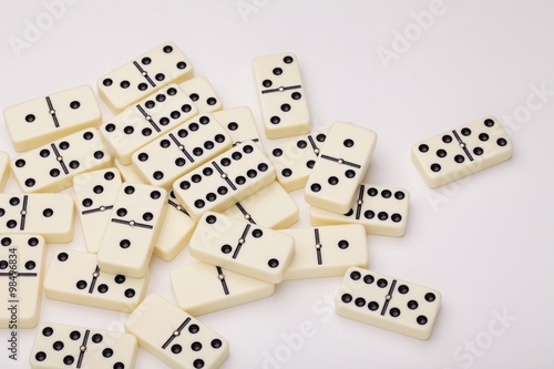 Domino su tavolo con scatola legno