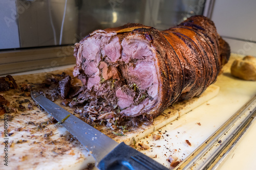 

Porchetta sul tagliere pronta per essere affettata e consumata
 photo