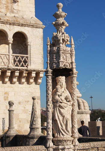 Statue de Vierge et l'Enfant sur la Tour de Belém à Lisbonne