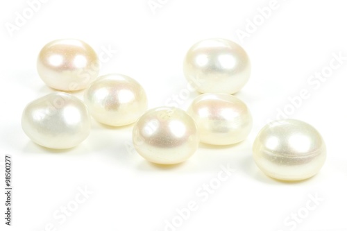 Perlen isoliert auf weißem Hintergrund