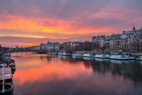 Le jour se lève sur Paris